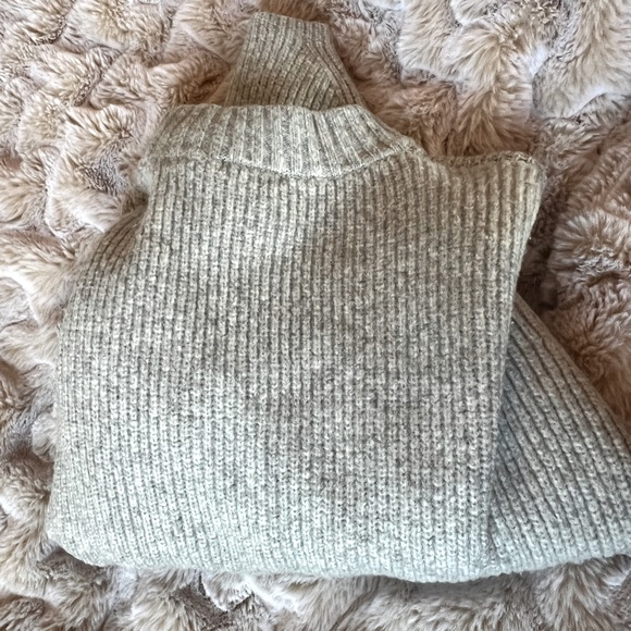 H&M grey chunky knit sweater. Size L. - Picture 3 of 3